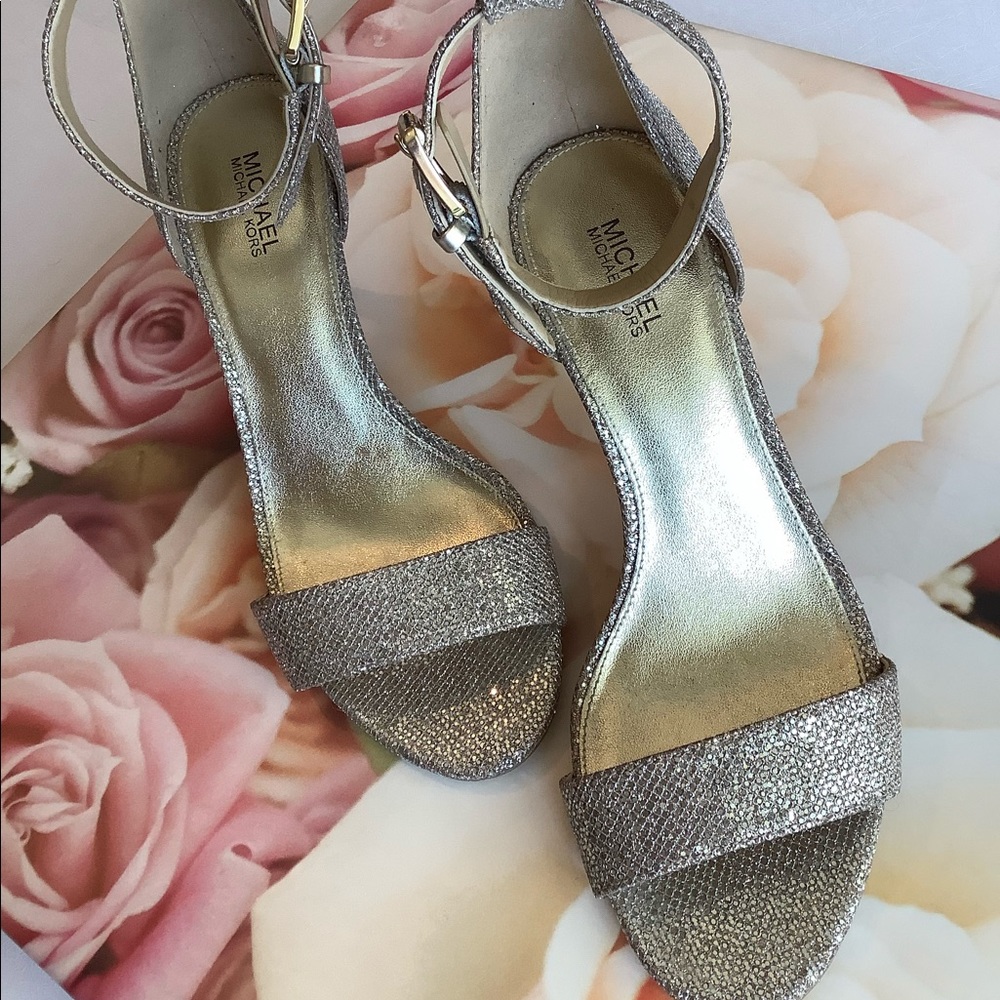 Gorgeous MK gold specked 3” sandal